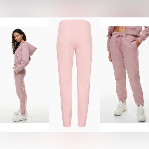 NWOT Aritzia TNA Cozy Fleece Boyfriend Sweatpant
Fan-favourite relaxed Puff Pink - Picture 2 of 6